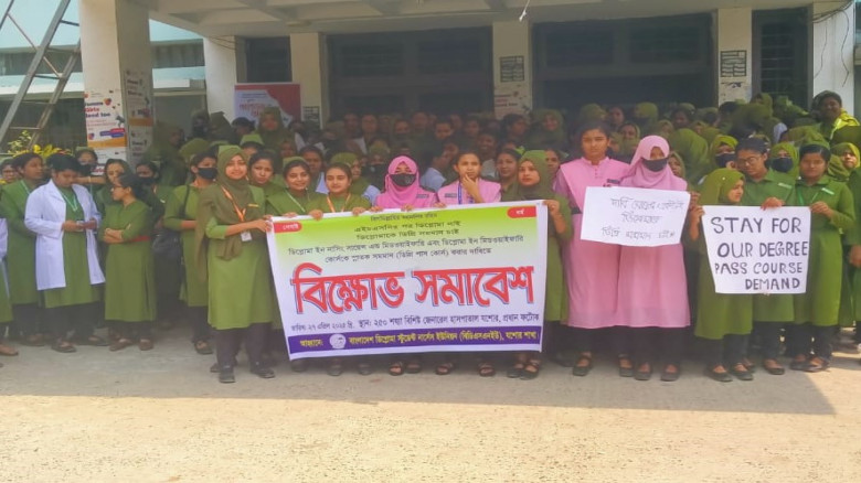 সকল কার্যক্রম বন্ধ রেখে যশোর নার্সিং এবং মিডওয়াইফারি কলেজের শিক্ষার্থীদের মানববন্ধন ও বিক্ষোভ সমাবেশ