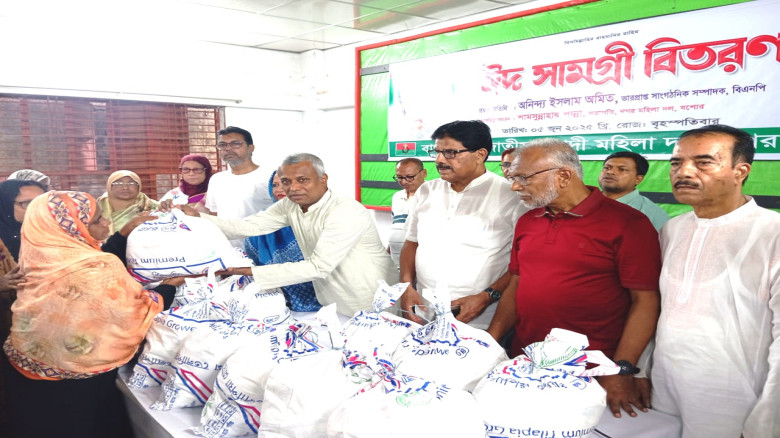 যশোর নগর মহিলা দলের ঈদ সামগ্রী প্রদান