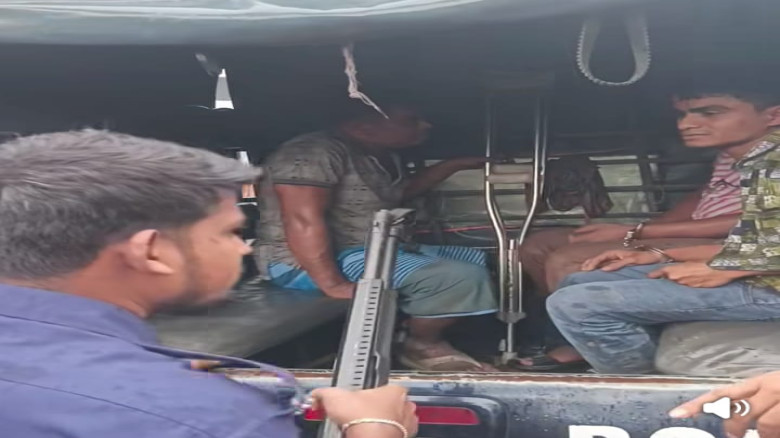 মনিরামপুরে দিনে দুপুরে গরু চুরি করে পালানোর সময় ধরা তিন চোর