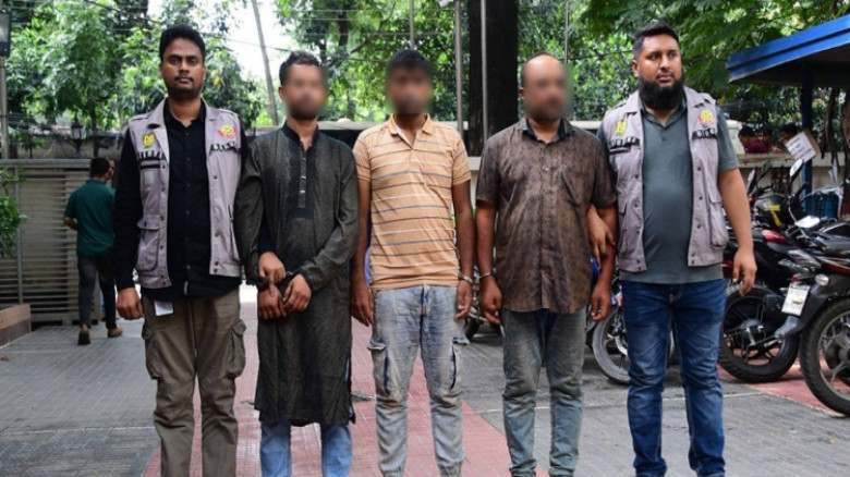 যশোরে সন্ত্রাসী বাপ্পি সহ গ্রেফতার ২