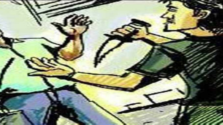 যশোর বড় বাজারে দোকানিকে মারধর করে ৭১ হাজার টাকা ছিনতাইয়ের অভিযোগ