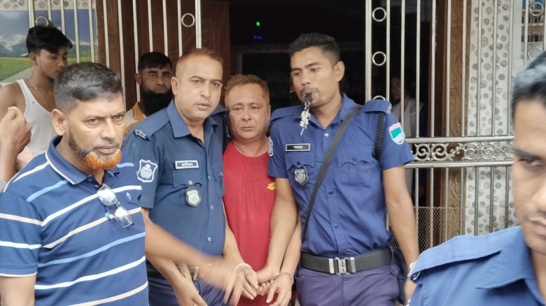 কেশবপুরের সাবেক মেয়র রফিককে ছাত্র-জনতা আটক করে পুলিশে দিয়েছে