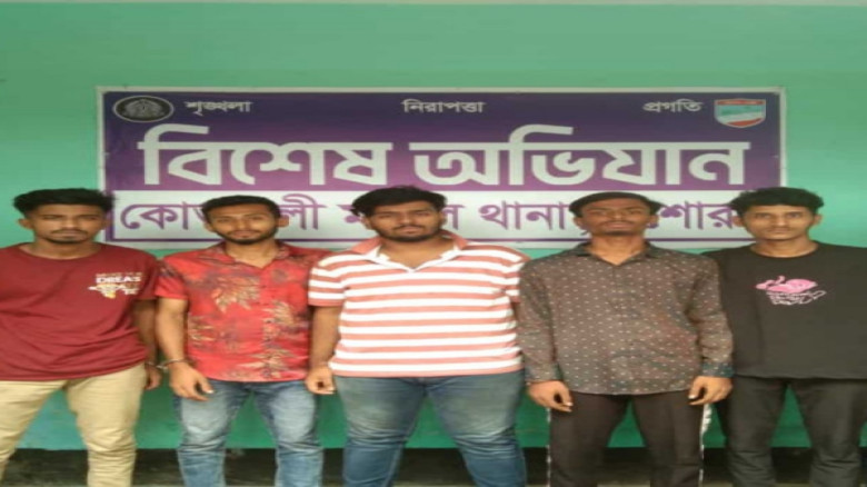 যশোরে যৌথবাহিনীর অভিযানে অস্ত্রসহ পাঁচ যুবক আটক