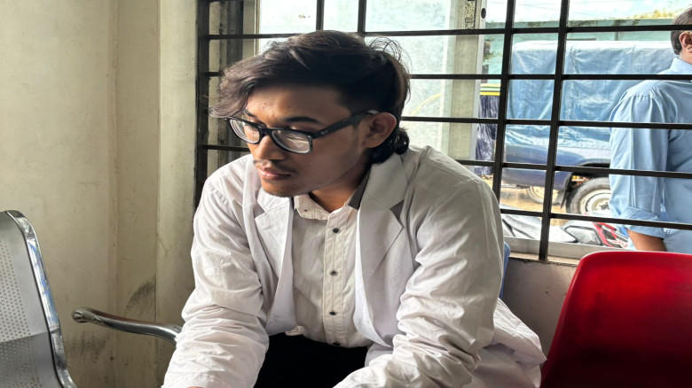 যশোর জেনারেল হাসপাতালে ভুয়া চিকিৎসক আটক, পুলিশে সোপর্দ