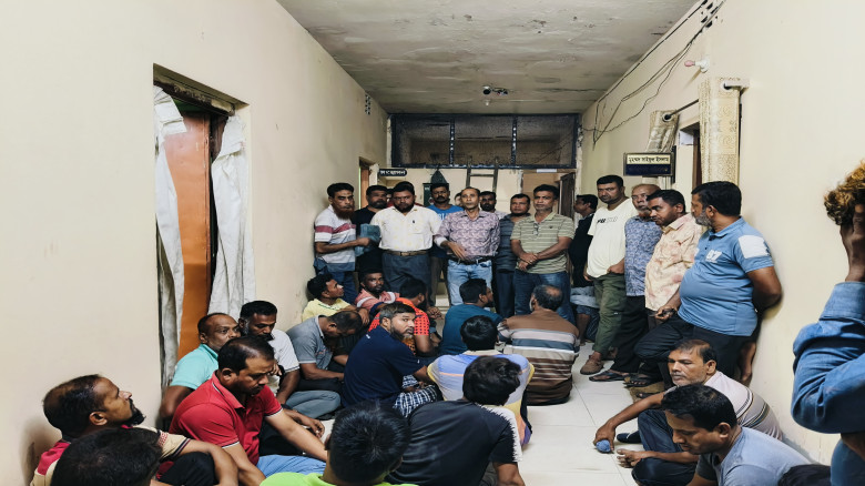 বকেয়া বেতন বোনাস পরিশোধ দাবিতে মোবারকগঞ্জ চিনিকলে শ্রমিকদের বিক্ষোভ