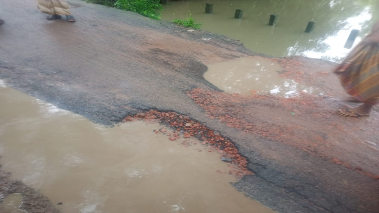 বাগআঁচড়া-কায়বা সড়কে ভোগান্তির শেষ নেই, খানাখন্দে ভরা পথে নিত্য দুর্ঘটনা, শিক্ষার্থী-রোগী দুর্ভোগে