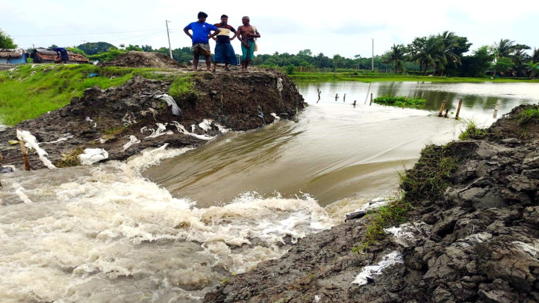 কেশবপুরে জলাবদ্ধতা ঠেকাতে কাটা হলো বাঁধ