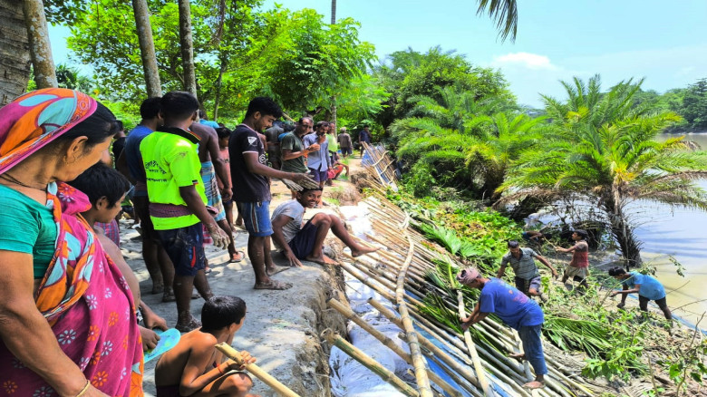 স্বেচ্ছাশ্রমে মজুতখালী নদীর বাঁধ সংস্কার
