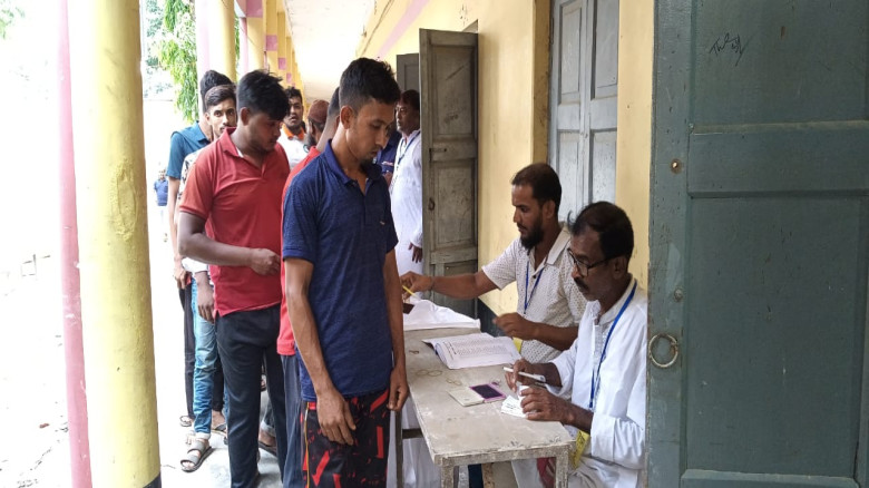 উৎসবের আমেজে বাগআঁচড়ায় শ্রমিক ইউনিয়নের নির্বাচন চলছে