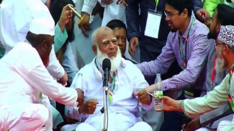 জাতীয় সমাবেশে বক্তব্য দিতে গিয়ে অসুস্থ হয়ে পড়লেন জামায়াত আমির