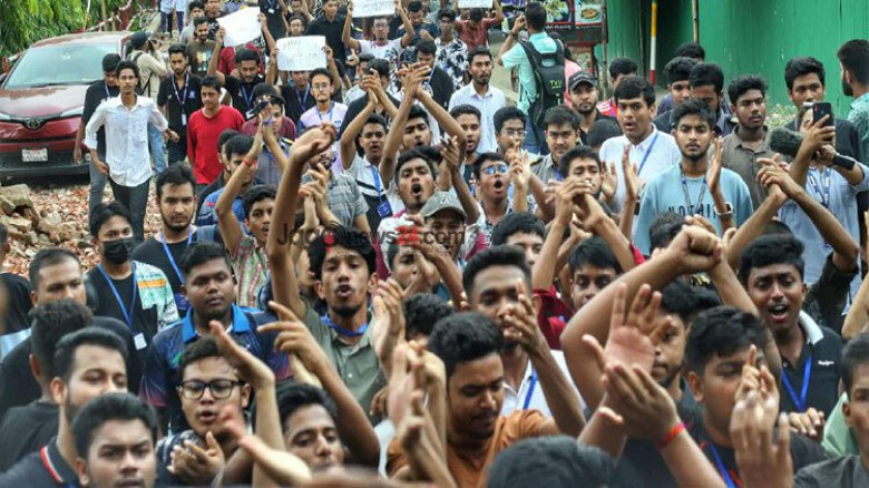 উত্তরায় বিমান দুর্ঘটনার প্রতিবাদে মাইলস্টোন শিক্ষার্থীদের ৬ দফা দাবি