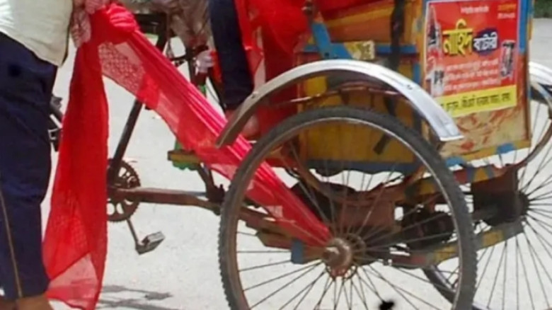 যশোরে চলন্ত ভ্যানে ওড়না পেঁচিয়ে গৃহবধূর মর্মান্তিক মৃত্যু