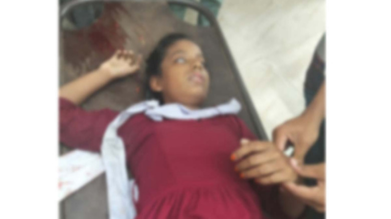 যশোরে বাসে ওঠার সময় সড়ক দুর্ঘটনায় স্কুলছাত্রী গুরুতর আহত
