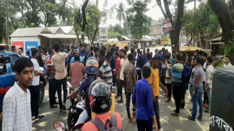 যশোরে বাসচাপায় স্কুলছাত্রী গুরুতর আহত, রাস্তায় নেমে বিক্ষোভ শিক্ষার্থীদের