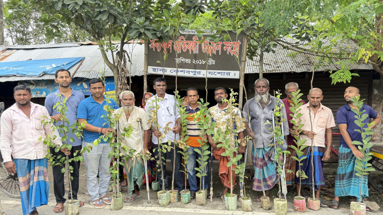 কেশবপুরে প্রতিবন্ধীদের গাছের চারা দিল চারুপীঠ