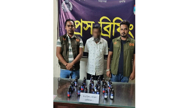 যশোরে ডিবির অভিযানে ফেনসিডিলসহ মাদক ব্যবসায়ী আটক
