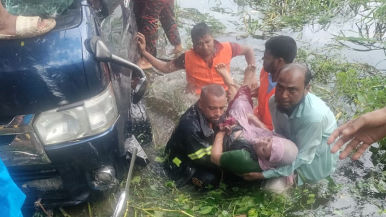 বেগমগঞ্জে মাইক্রোবাস খালে পড়ে একই পরিবারের সাতজনের মৃত্যু