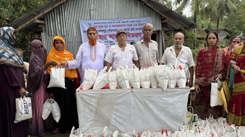 কেশবপুরে জলাবদ্ধ অসহায় মানুষের মাঝে খাদ্যসামগ্রী বিতরণ