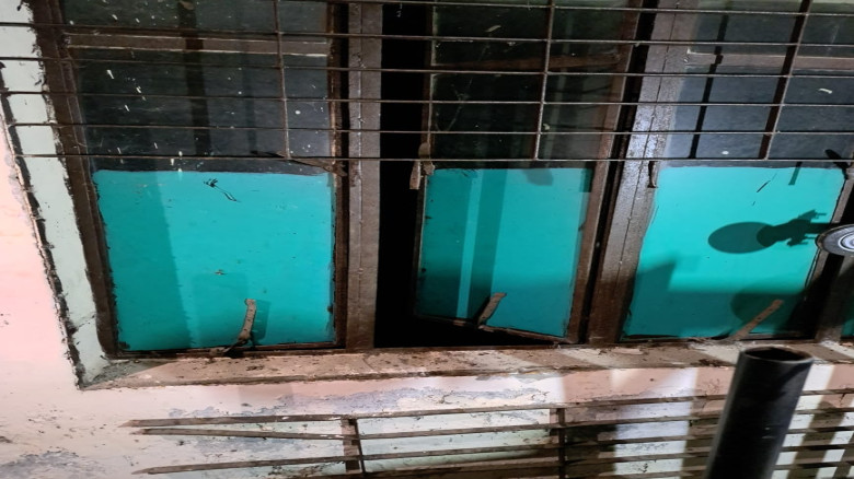 হাসপাতালের জানালা ভেঙ্গে অক্সিজেন সিলিন্ডার চুরি, আটক ৩
