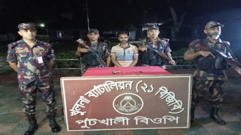 বেনাপোলে সিমান্ত থেকে ১ টি পিস্তল, ৫ রাউন্ড গুলি ও ২ টি ম্যাগাজিনসহ ব্যবসায়ী আটক