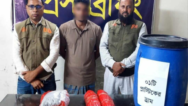 যশোরে ডিবির অভিযানে সাড়ে ৪ কেজি গাঁজাসহ মাদক কারবারি আটক
