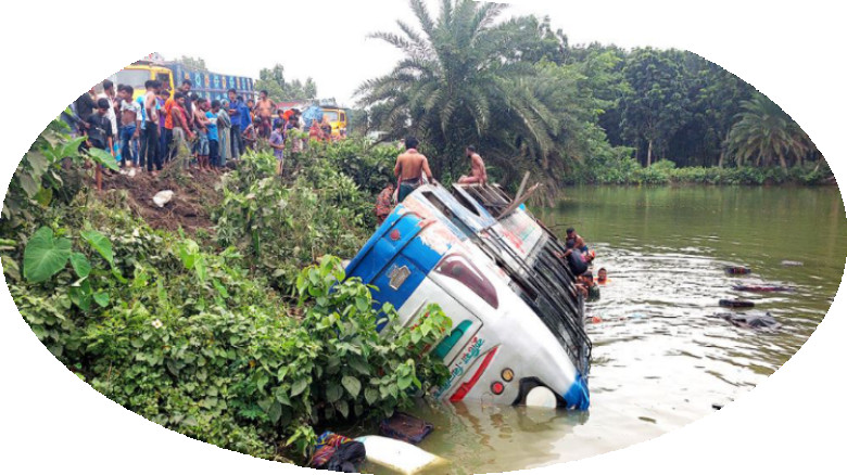 কালীগঞ্জে বাস উল্টে পুকুরে, আহত অন্তত ১০