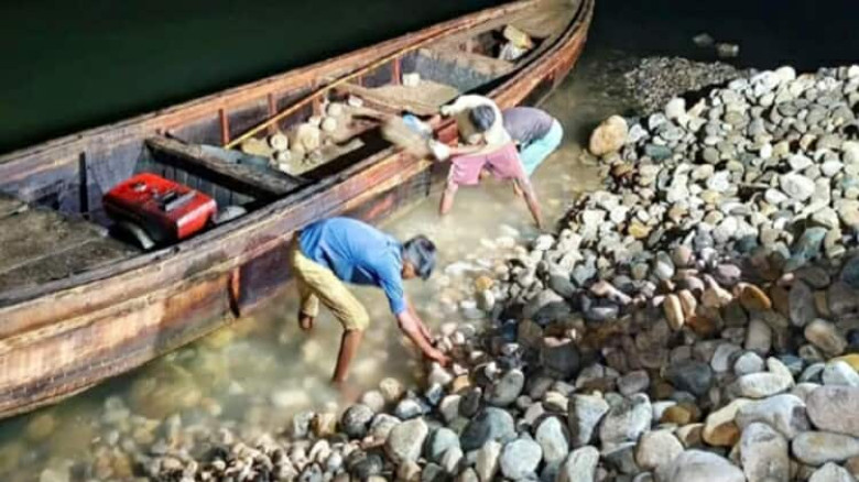 সিলেটে সাদা পাথর ও জাফলংয়ে অভিযান: ১২ হাজার ঘনফুট পাথর জব্দ, ১০০ নৌকা ধ্বংস