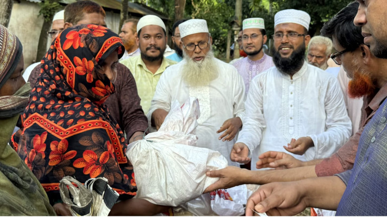 কেশবপুরে জলাবদ্ধ মানুষের মাঝে জামায়াতে ইসলামীর খাদ্যসামগ্রী বিতরণ