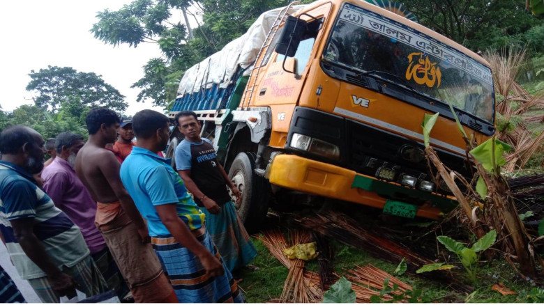 কেশবপুরে সড়ক দুর্ঘটনায় স্বর্ণকারিগরসহ দুই ব্যক্তি নিহত