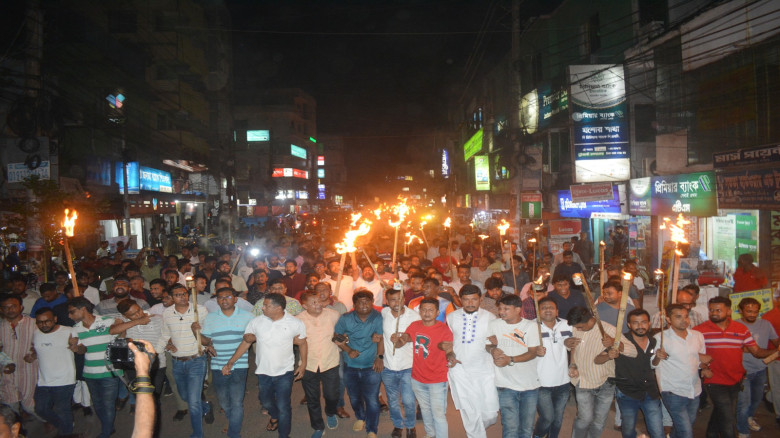 যশোরে চিহ্নিত সন্ত্রাসী, মাদক ব্যবসায়ী ও ফ্যাসিস্টের দোসরদের গ্রেফতারের দাবিতে মশাল মিছিল