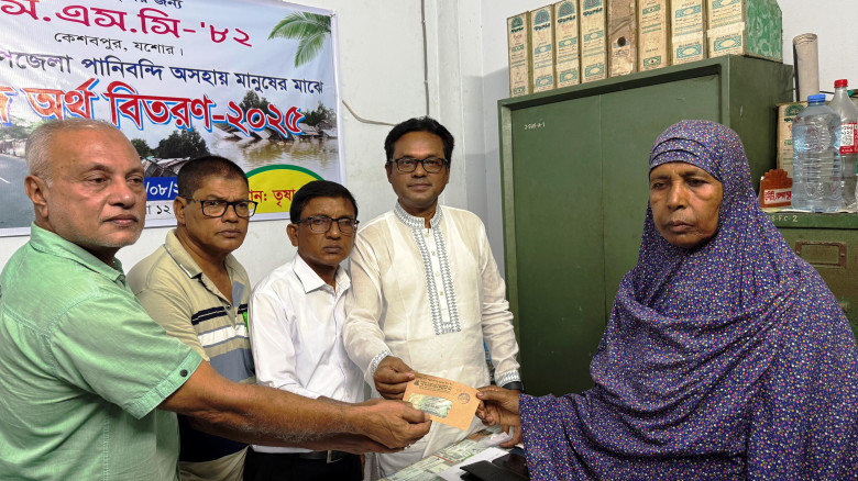 কেশবপুরে পানিবন্দি মানুষের পাশে এসএসসি-১৯৮২ ব্যাচ