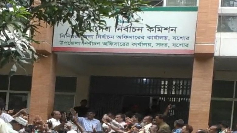 যশোর-৬ সংসদীয় আসনের সীমানা অপরিবর্তিত রাখার দাবিতে নির্বাচন অফিস ঘেরাও, স্মারকলিপি