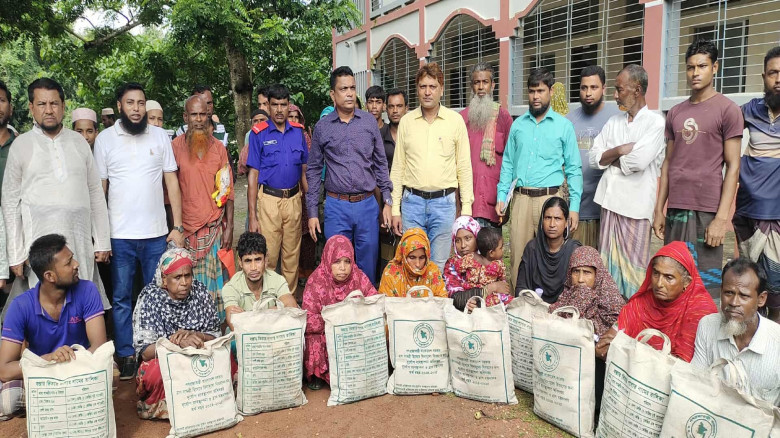 শার্শায় বন্যায় কবলিত ১০০শ' পরিবারের মাঝে ত্রাণ সামগ্রী বিতরণ করেছেন উপজেলা প্রশাসন