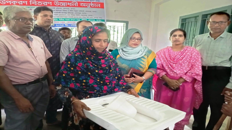 কেশবপুরে জলাবদ্ধ এলাকার প্রান্তিক জনগোষ্ঠীর মাঝে পয়ঃনিষ্কাশনের উপকরণ বিতরণ
