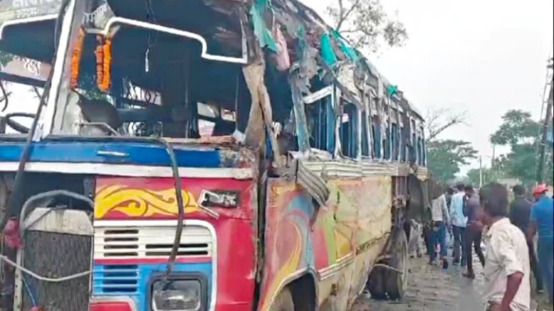 যশোর-বেনাপোল মহাসড়কে সুন্দরবন এক্সপ্রেস খাঁদে পড়ে যায়, হতাহতের ঘটনা ঘটেনি