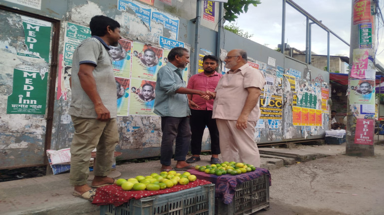 যশোরে লেবু বিক্রেতা শিক্ষক আ: লতিফের খোঁজ নিলেন ড...