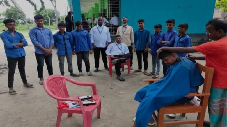 বিদ্যালয়ে নরসুন্দর ডেকে ছাত্রদের চুল কেটে দিলেন প্রধান শিক্ষক