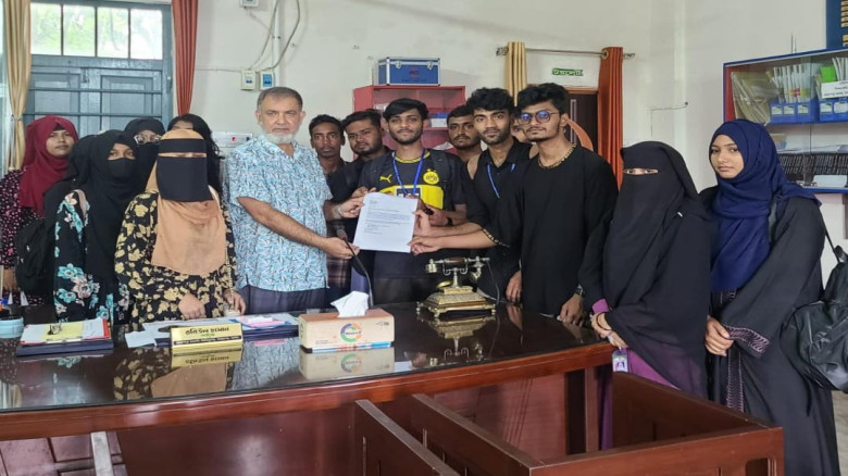 ফরম পূরণের টাকা কমাতে শিক্ষার্থীদের স্মারকলিপি...