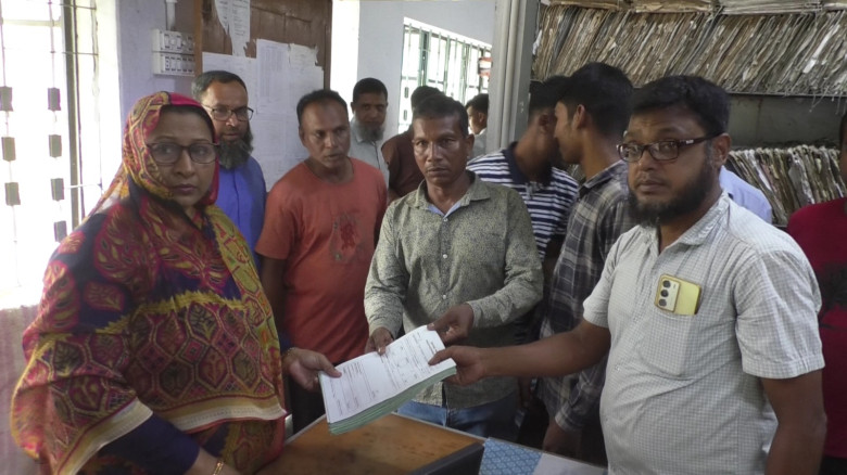 যশোরে চার দফা দাবিতে পল্লী বিদ্যুৎ কর্মীদের বিক্ষোভ, ছুটির দরখাস্ত জমা
