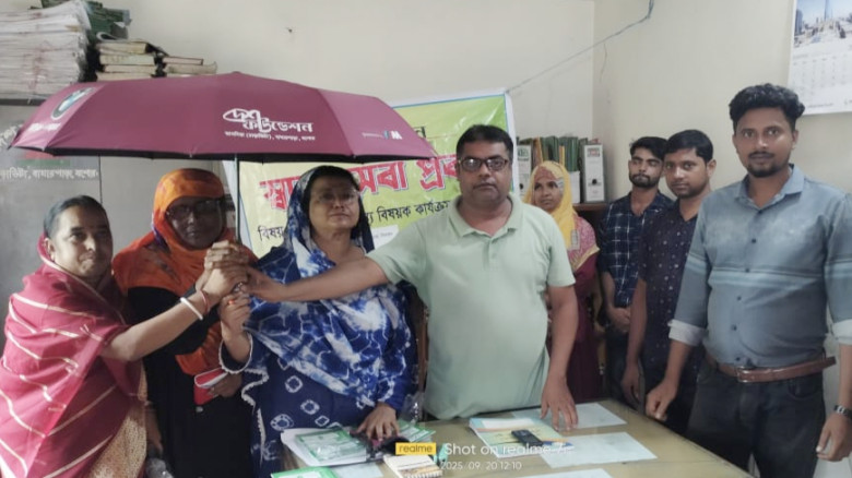 বাঘারপাড়ায় অর্ধশত নারীর মাঝে 'দেশ ফাউন্ডেশন'র ছাতা বিতরণ