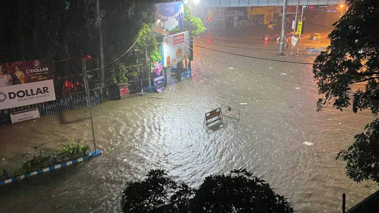 কলকাতায় দুর্গাপূজার আগে রাতভর প্রবল বৃষ্টি , পাঁচজনের মৃত্যু