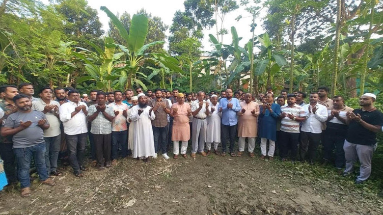 সদ্যপ্রয়াত নেতার কবর জিয়ারত করলেন তৃপ্তি, অসুস্থ নেতাকর্মীদের পাশে থাকার অঙ্গীকার