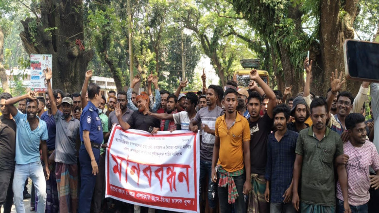 ভ্যানচালক হত্যার প্রতিবাদে শার্শায় মানববন্ধন ও সড়ক অবরোধ, দৃষ্টান্তমূলক শাস্তির দাবি