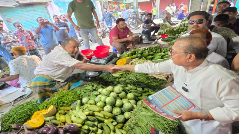 বাহাদুরপুরে কবর জিয়ারত, লিফলেট বিতরণ ও গণসংযোগে সাবেক এমপি মফিকুল হাসান তৃপ্তি