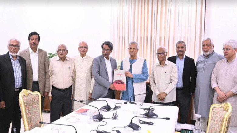 জুলাই জাতীয় সনদ বাস্তবায়নের সুপারিশমালা প্রধান উপদেষ্টার কাছে হস্তান্তর