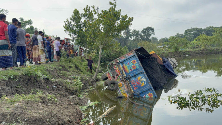 যশোরের কেশবপুরে স্ত্রীকে নিয়ে ডাক্তার দেখাতে এসে প্রাণ গেল স্বামীর