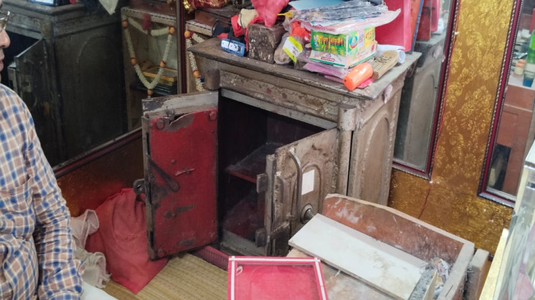 যশোরের অভয়নগরে অস্ত্রের মুখে জিম্মি করে স্বর্ণের দোকানে ডাকাতি