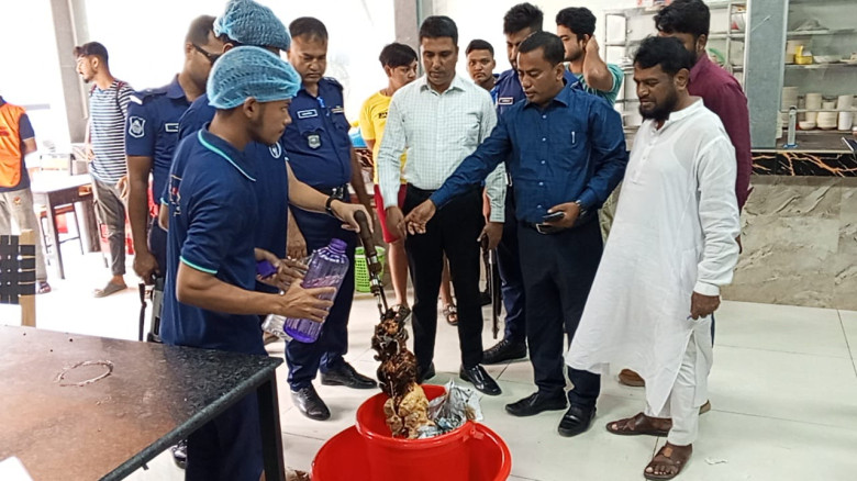 বাসি গ্রিল, পঁচা সস কাসুন্দি ফ্রিজে রাখায় পাঁচ ফোড়নকে ১ লাখ টাকা জরিমানা