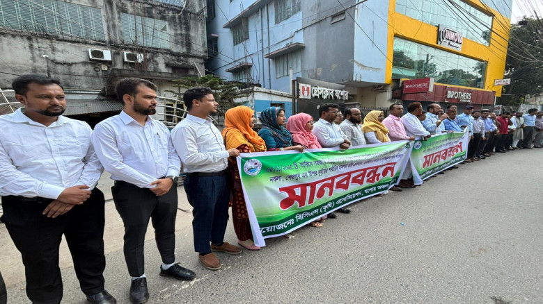 কৃষি কর্মকর্তা উপর সন্ত্রাসী হামলার প্রতিবাদে যশোরে মানববন্ধন