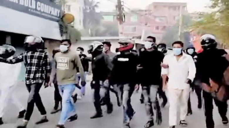 যশোরে হাজী সুমনের অনুসারীদের ঝটিকা মিছিল